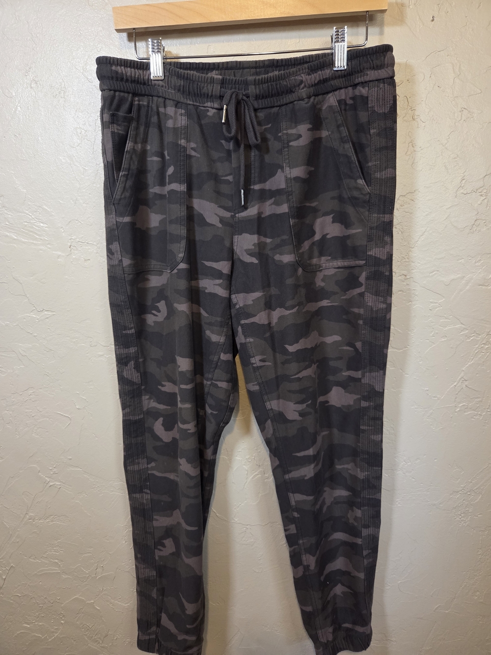 Athleta Farallon Jogger Camo Pants Size 10 Gray Green Black Athleisure Soft